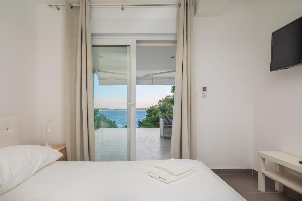 Oceanus Vila Hvar Town