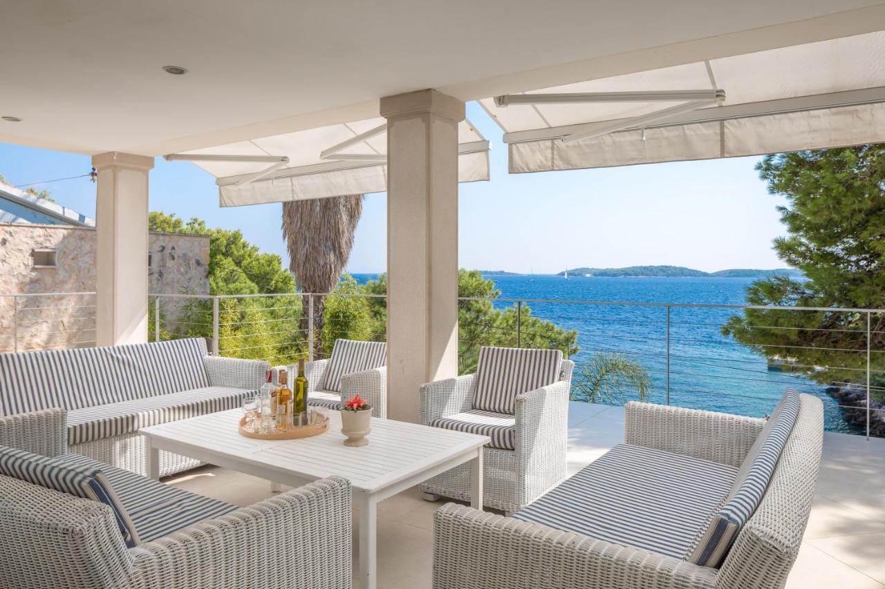 Oceanus Vila Hvar Town